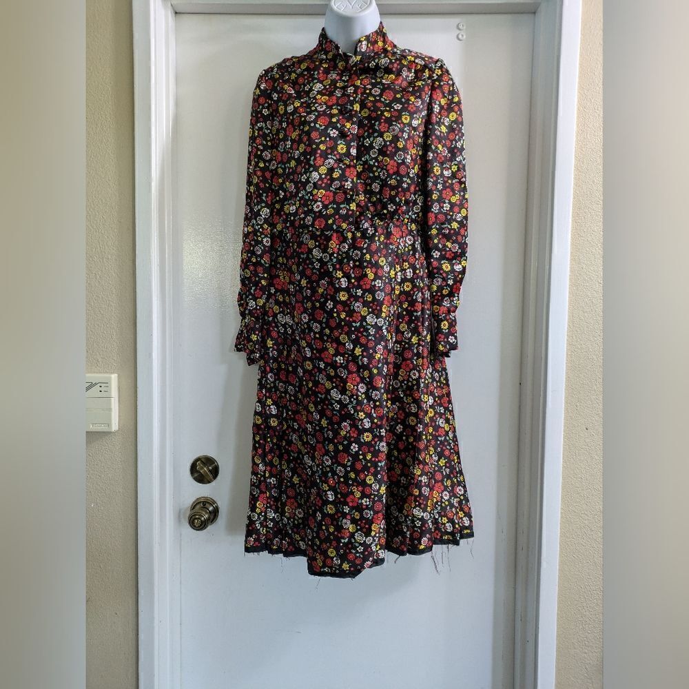 Women's Vintage 1960s floral maxi dress from iMagnin. Long Sleeve, Modest